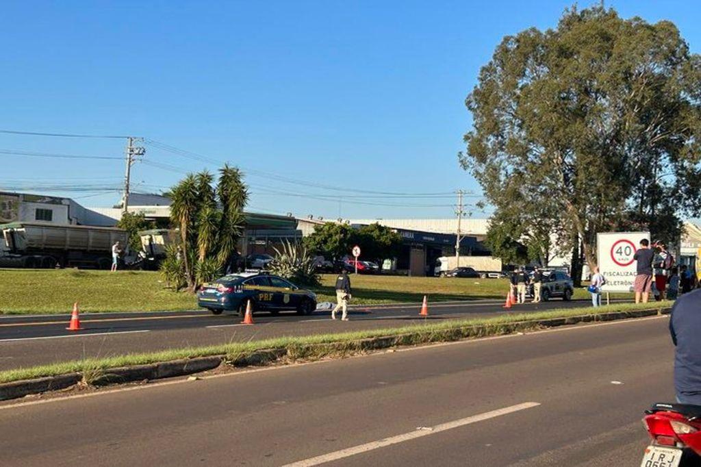 Mulher morre atropelada por carreta na BR-153, em Erechim