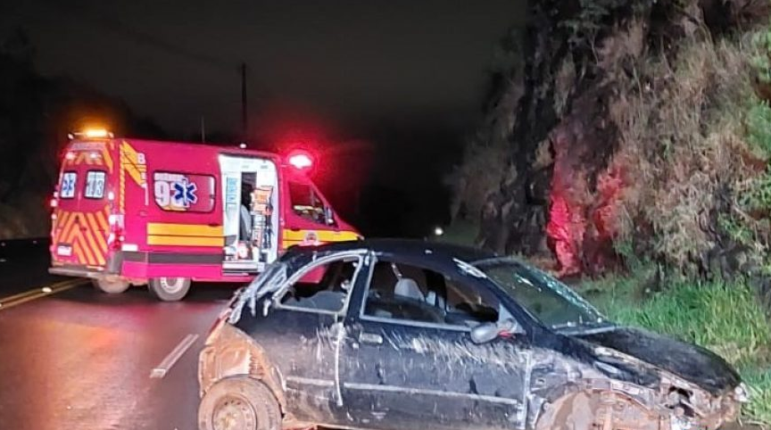 Veículo fica destruído após bater no barranco e capotar na SC-135