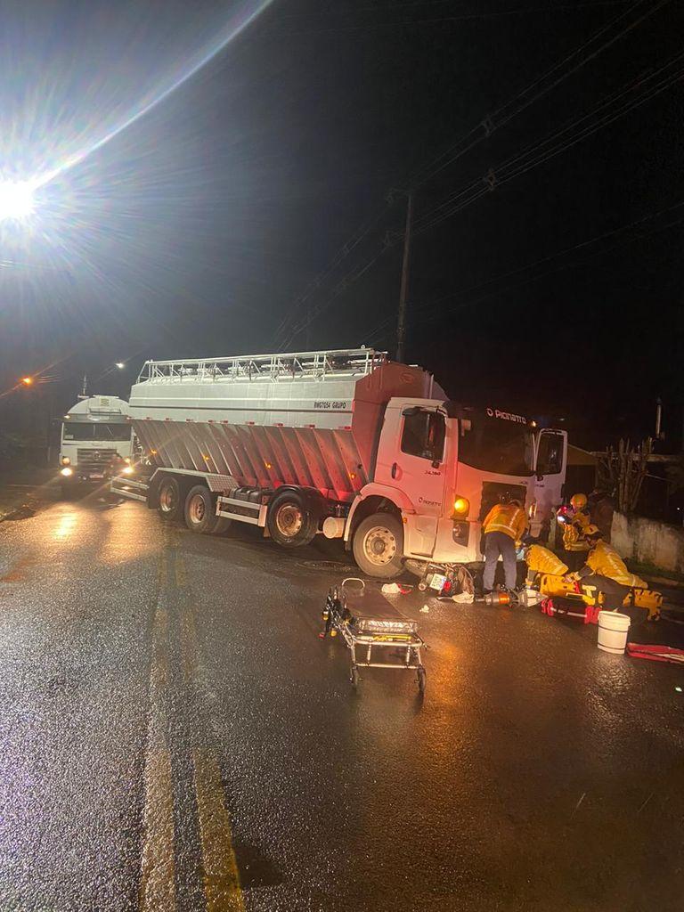 Acidente entre caminhão e moto deixa dois feridos em Campos Novos