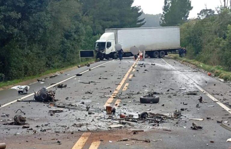 Acidente entre carro e caminhão deixa um morto na BR-280, em SC