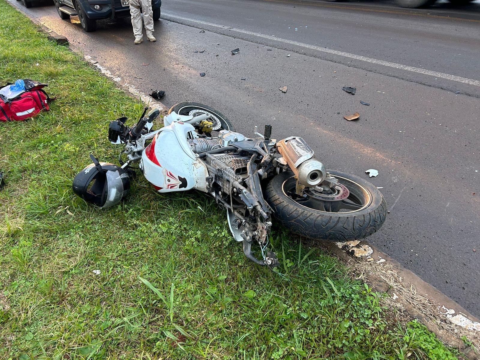 Acidente entre carro e moto deixa homem ferido na BR-282