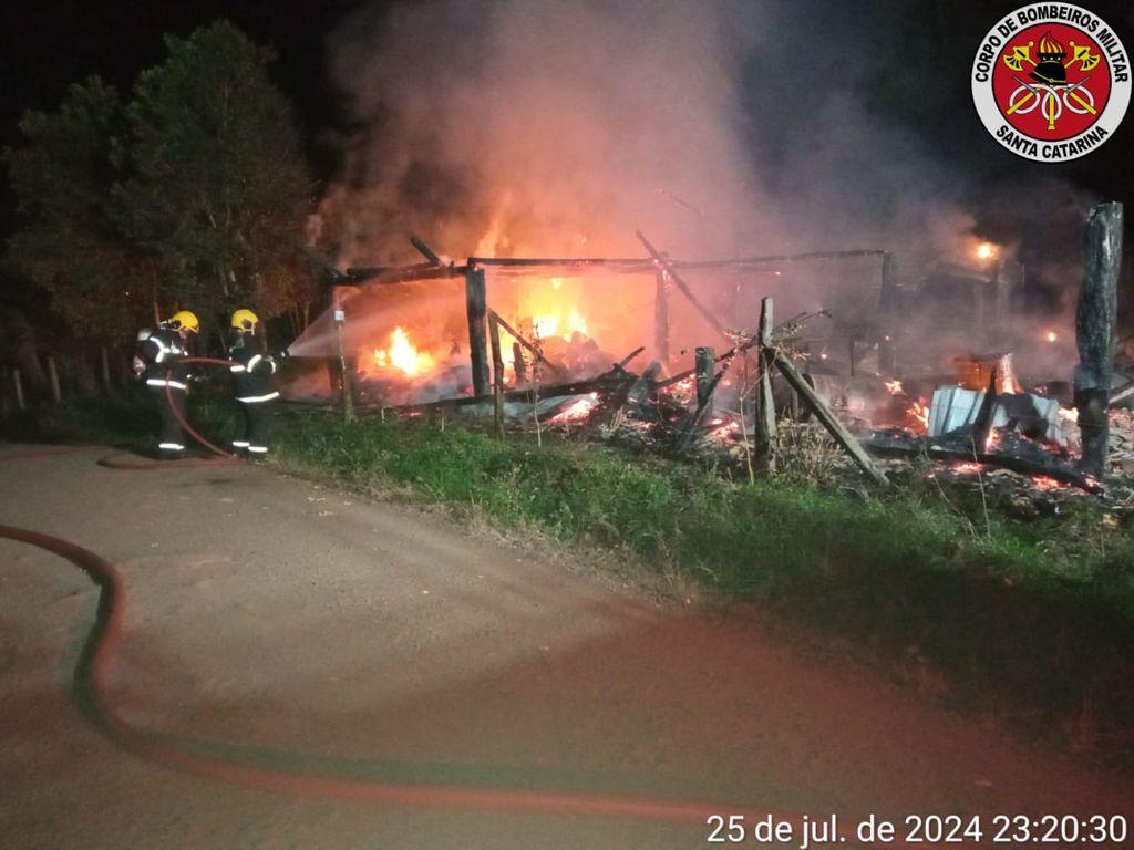 Bombeiros utilizam mais de sete mil litros de água para conter incêndio em Rio das Antas