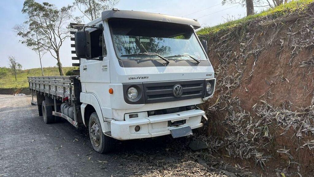 Caminhão bate em barranco e adolescente morre ao ser ejetado para fora de veículo em SC