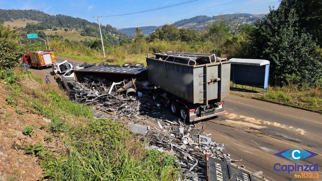 Caminhão carregado de sucatas tomba entre Capinzal e Campos Novos