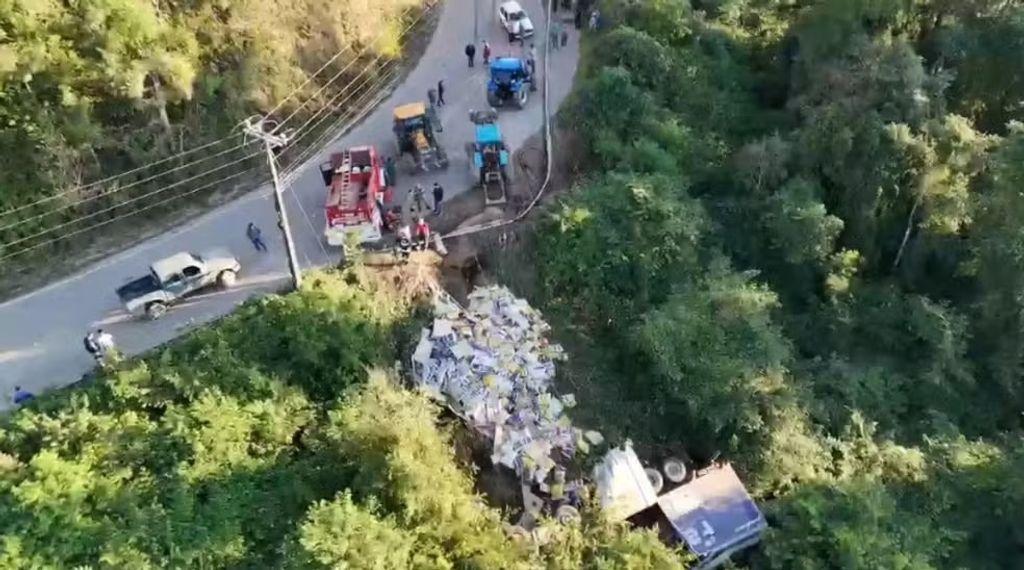 Caminhão com ração para cavalos cai em ribanceira, e dois jovens morrem em SC