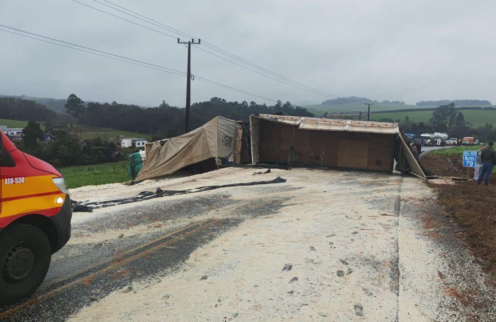 Carreta carregada com arroz tomba e atinge casal de pedestres no Oeste