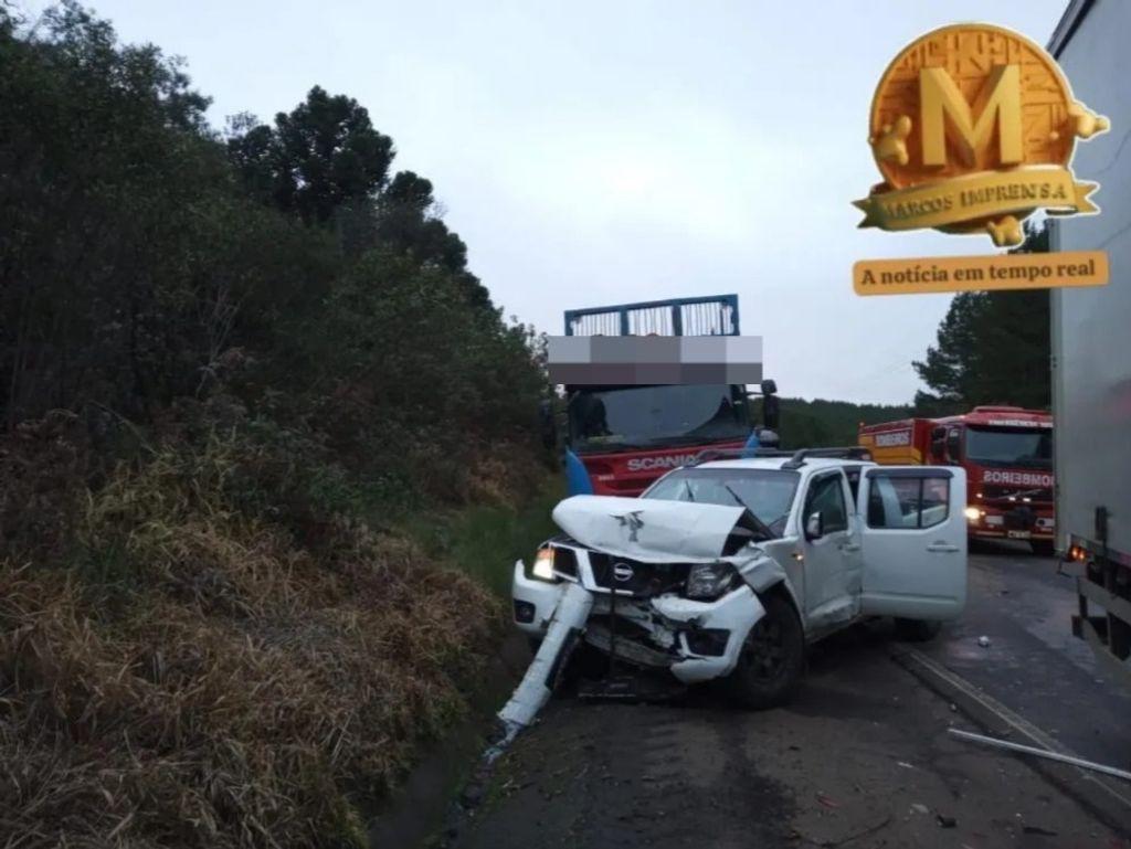 Carreta com toras tomba, carga se espalha e deixa cinco feridos na SC-350