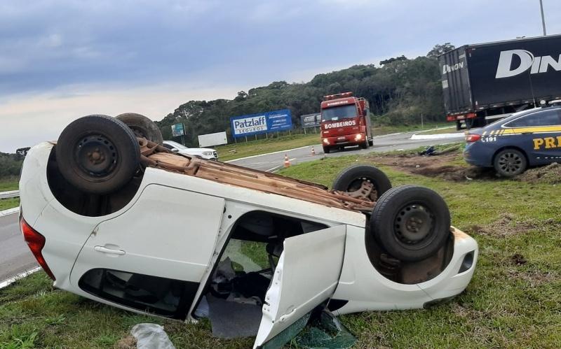 Carro capota após ser atingido por caminhonete no trevão de Irani