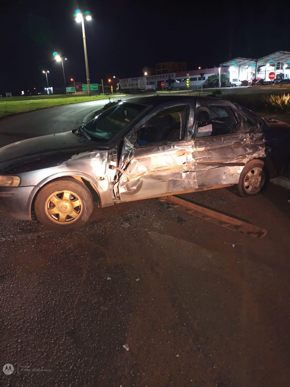 Colisão entre carro e caminhão é registrada na BR-282, trevo de acesso a Campos Novos