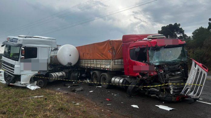 Colisão entre três carretas e danos elevados em Ponte Serrada