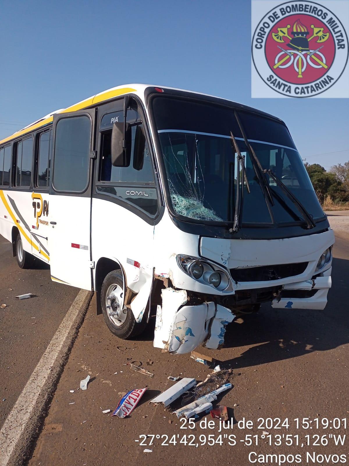 Colisão envolve carro e ônibus na BR-470 em Campos Novos