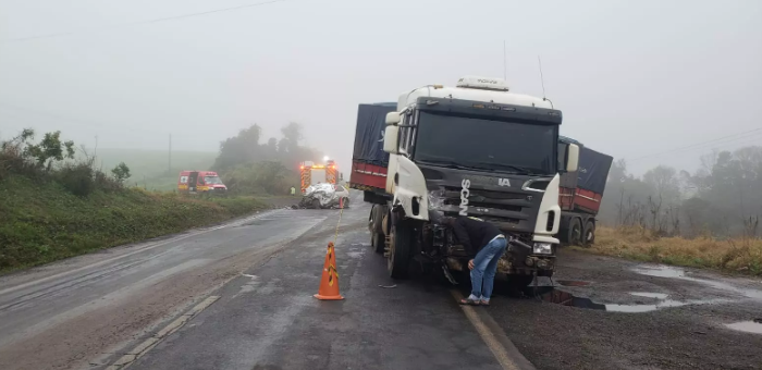 Colisão fatal entre carro e caminhão deixa um homem morto na BR-280