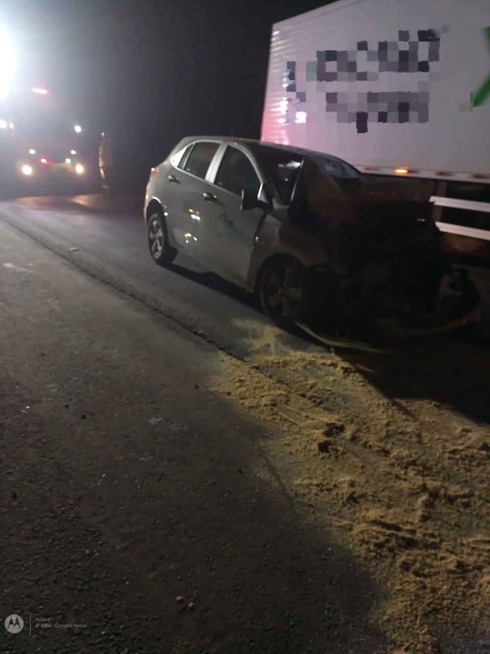 Colisão frontal entre carro e micro-ônibus é registrada na BR-282 em Campos Novos