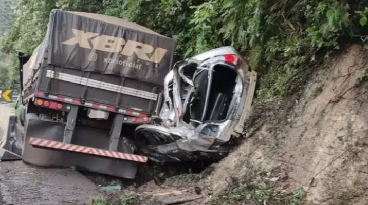 Criança é salva por bebê-conforto após acidente com caminhão no Paraná