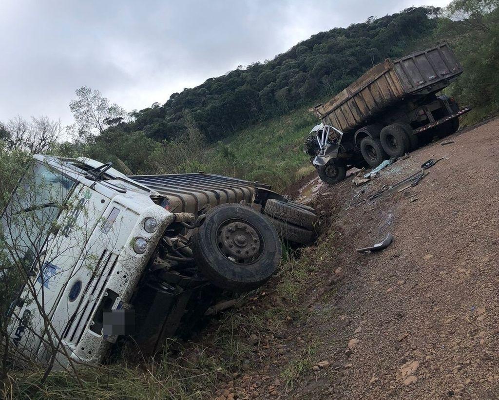 Homem é resgatado com suspeita de traumatismo craniano após colisão entre caminhões