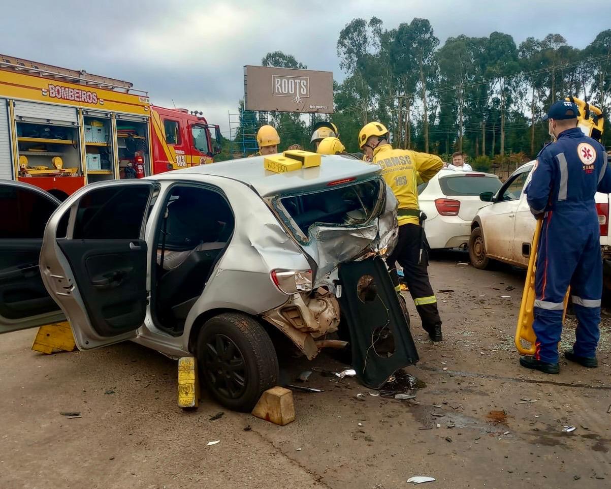 Homem fica preso às ferragens em engavetamento envolvendo quatro veículos em Campos Novos