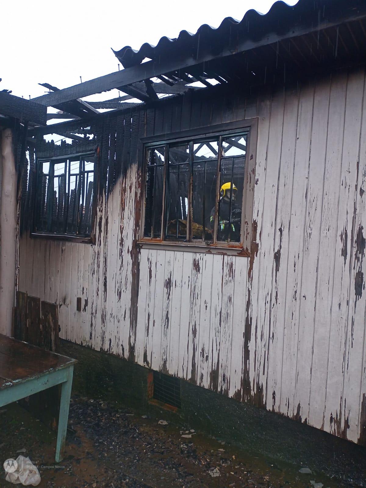 Incêndio atinge residência em Campos Novos