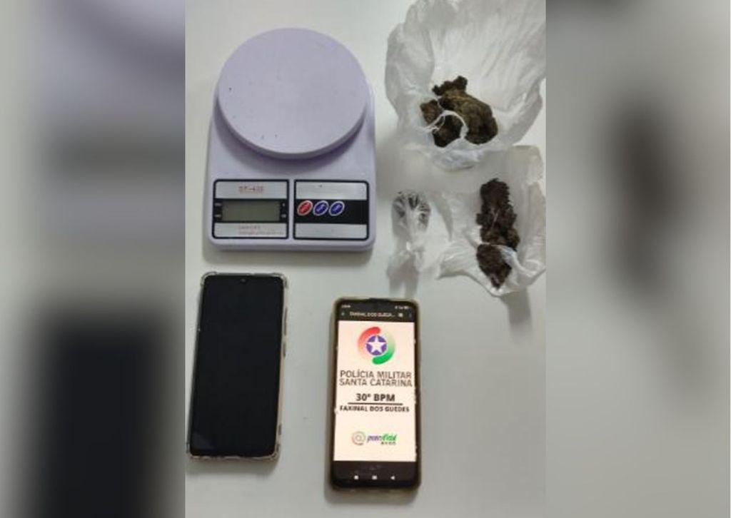 Jovem de 18 anos é preso por tráfico de drogas em Faxinal dos Guedes após oferecer maconha para policiais