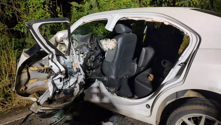 Motorista fica encarcerado em carro e morre em grave acidente na BR-282