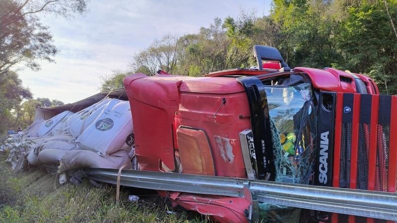 Motorista fica ferido após carreta tombar na BR-153