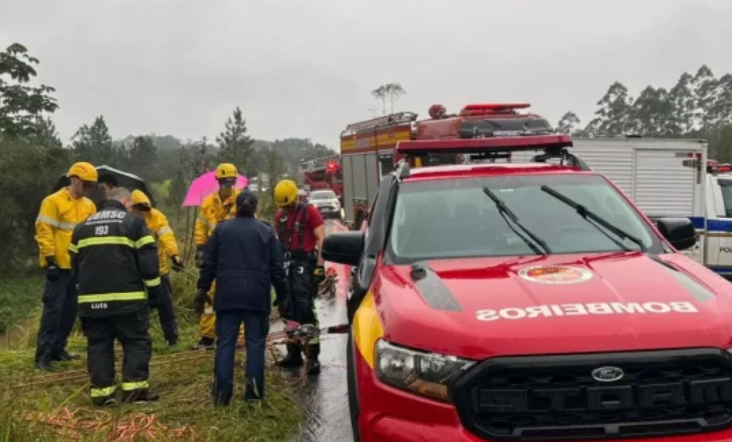 Motorista morre após carro sair da pista e cair em barranco de 40 metros em SC