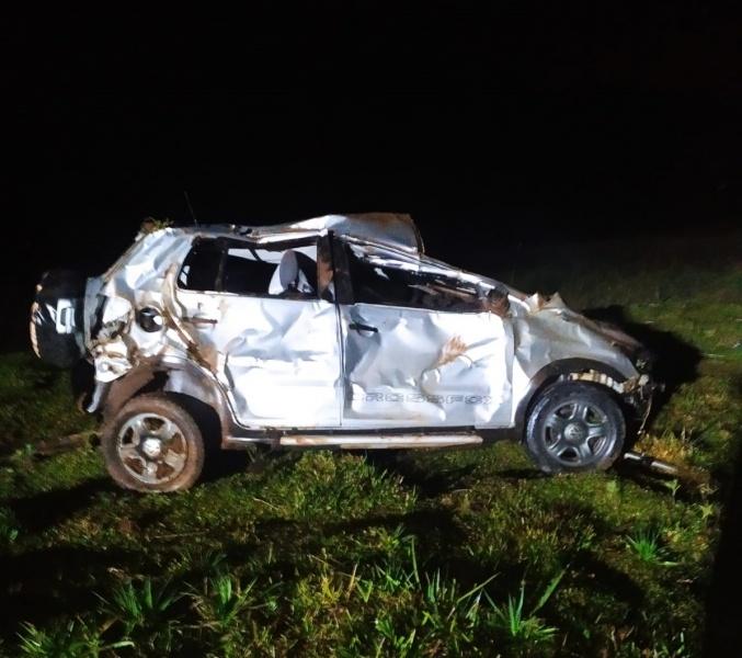 Motorista sofre ferimentos graves após capotar veículo na BR-282