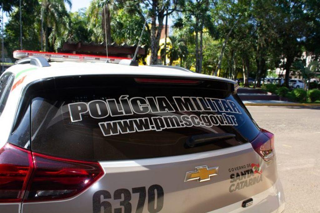 Mulher é ameaçada de morte e arrastada pelo chão pelo marido em SC; homem foi detido