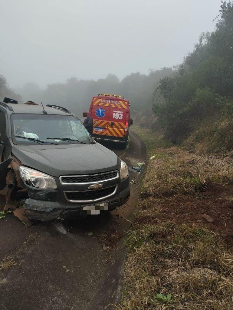 Mulher ficou ferida após carro colidir contra pedreira em Ibiam