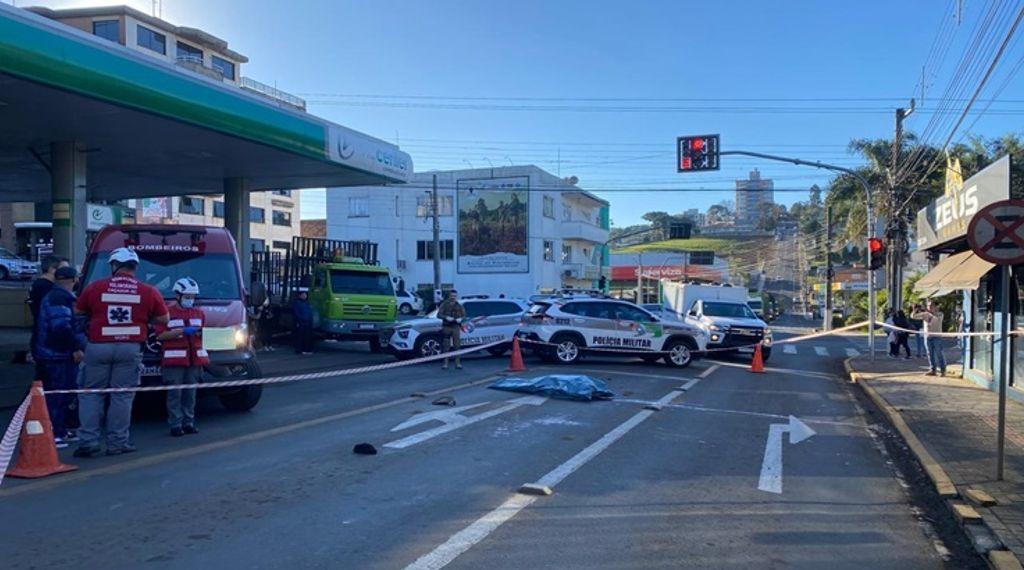 Pedestre morre atropelado por caminhão no centro de Caçador