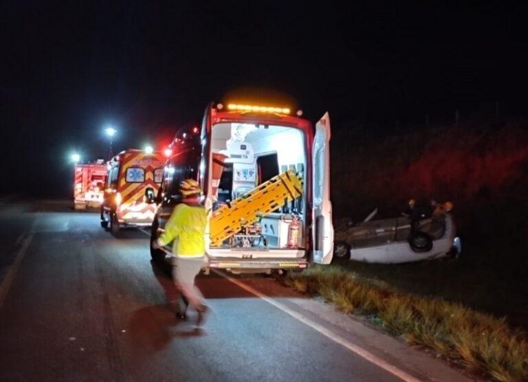 Saída de pista seguida de capotamento deixa homem ferido em Salto Veloso