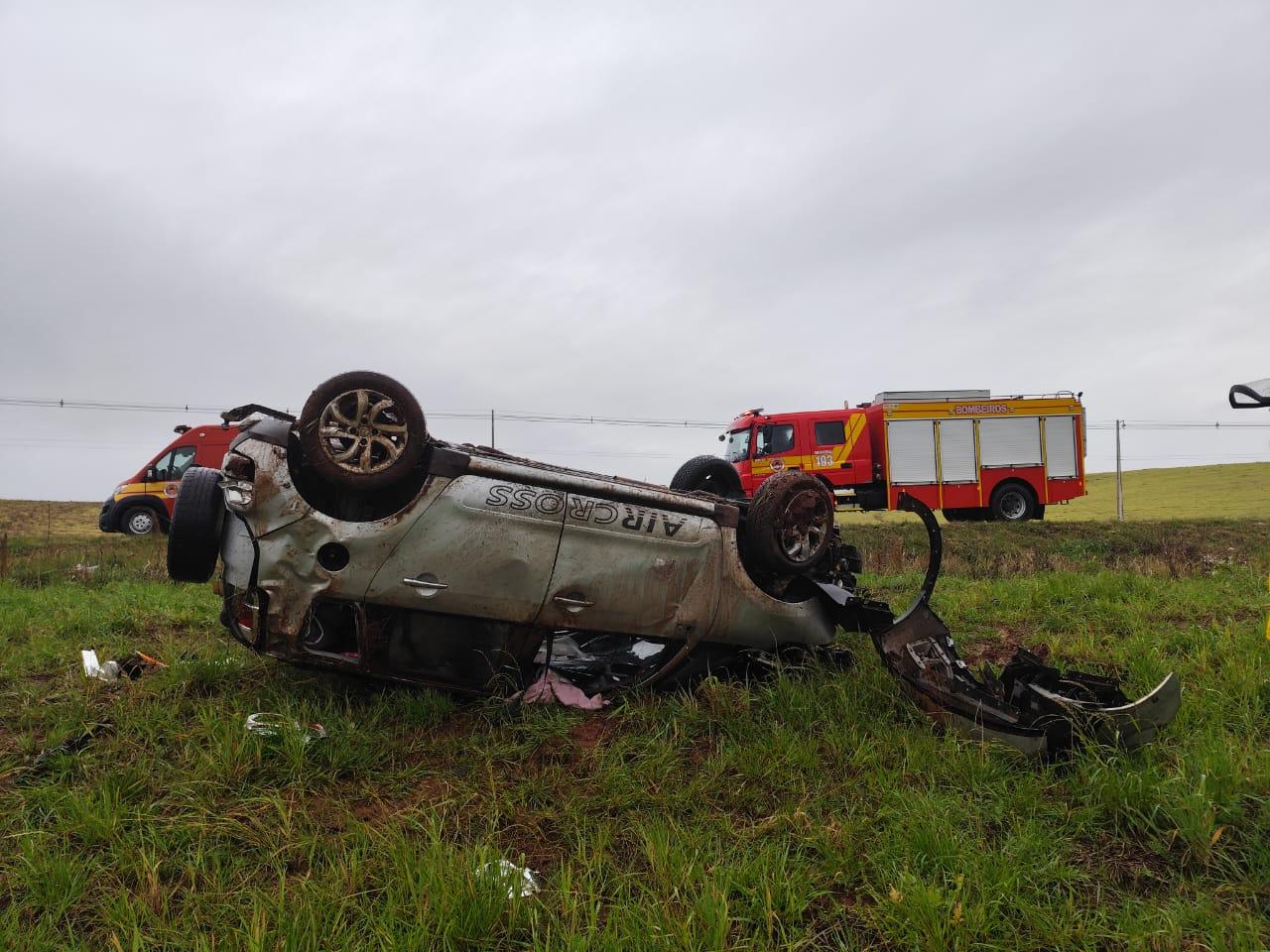 Veículo sai da pista e capota em Campos Novos