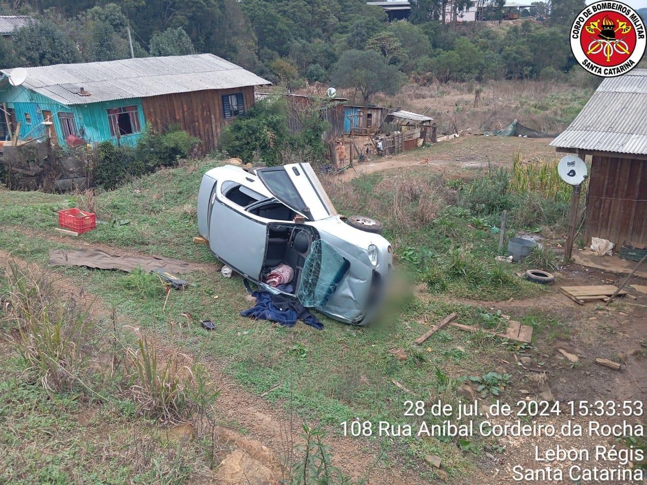 Volante trava e carro com mulher e duas crianças cai de barranco em SC