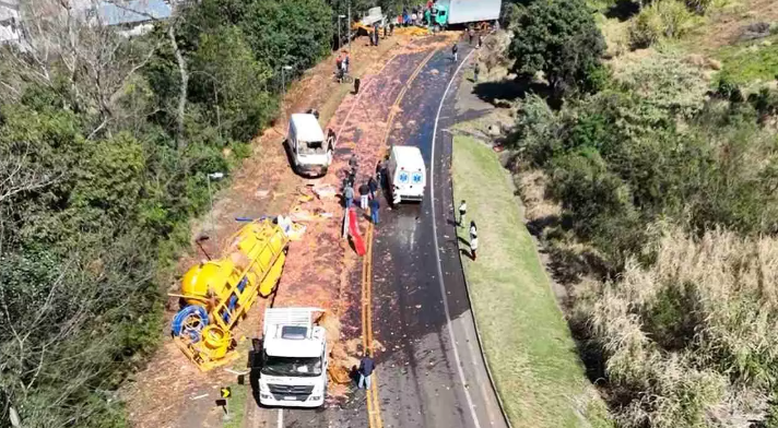 ​Acidente com 4 caminhões e van transforma rodovia em cenário de guerra em SC