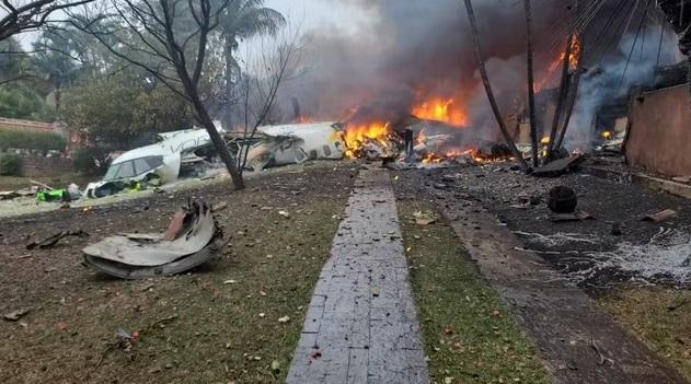 Avião com 62 pessoas a bordo cai no interior de SP