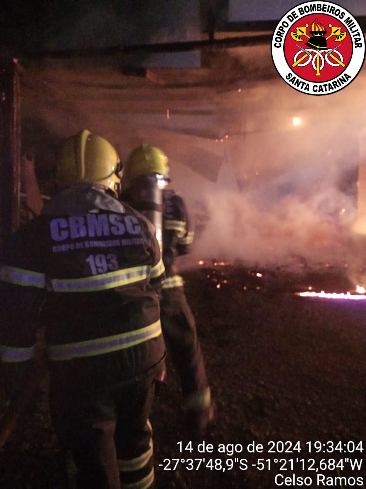 Bombeiros de Campos Novos controlam incêndio em madeireira em Celso Ramos