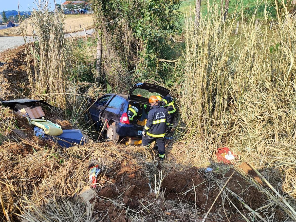 Bombeiros Voluntários der Treze Tílias atendem acidente na SC 355