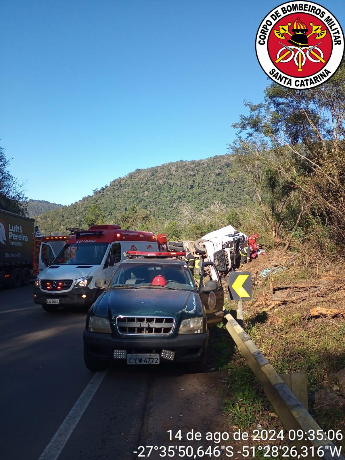 Carreta tomba na BR-470 em Campos Novos, deixando motorista ferido