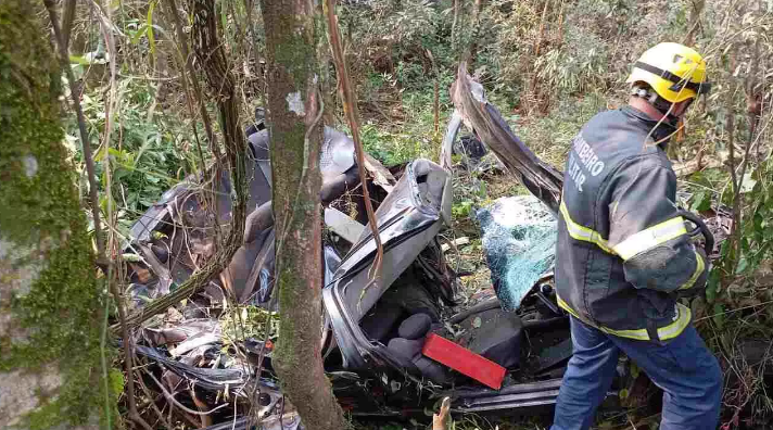 Carro cai em ribanceira e motorista morre no Oeste de SC