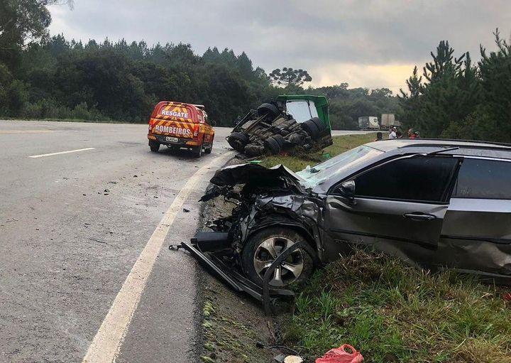 Colisão entre caminhões e carro deixa três feridos na BR-470