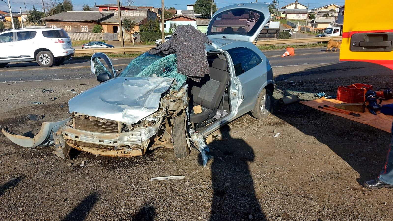 Colisão entre carro e caminhão-cegonha deixa mulher ferida em Santa Cecília