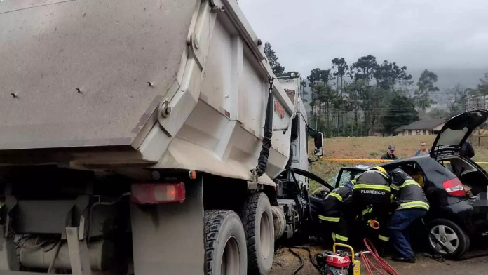 Colisão entre carro e caminhão deixa homem ferido na BR-470