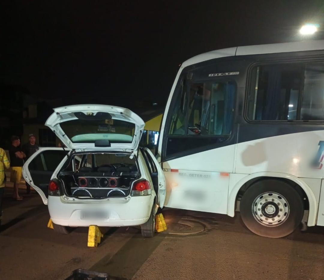 Colisão entre carro e ônibus é registrada no Centro de Campos Novos