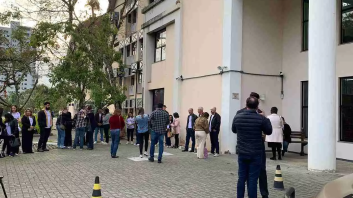 Familiares das vítimas de ataque a creche em Blumenau já se encontram no Fórum Central