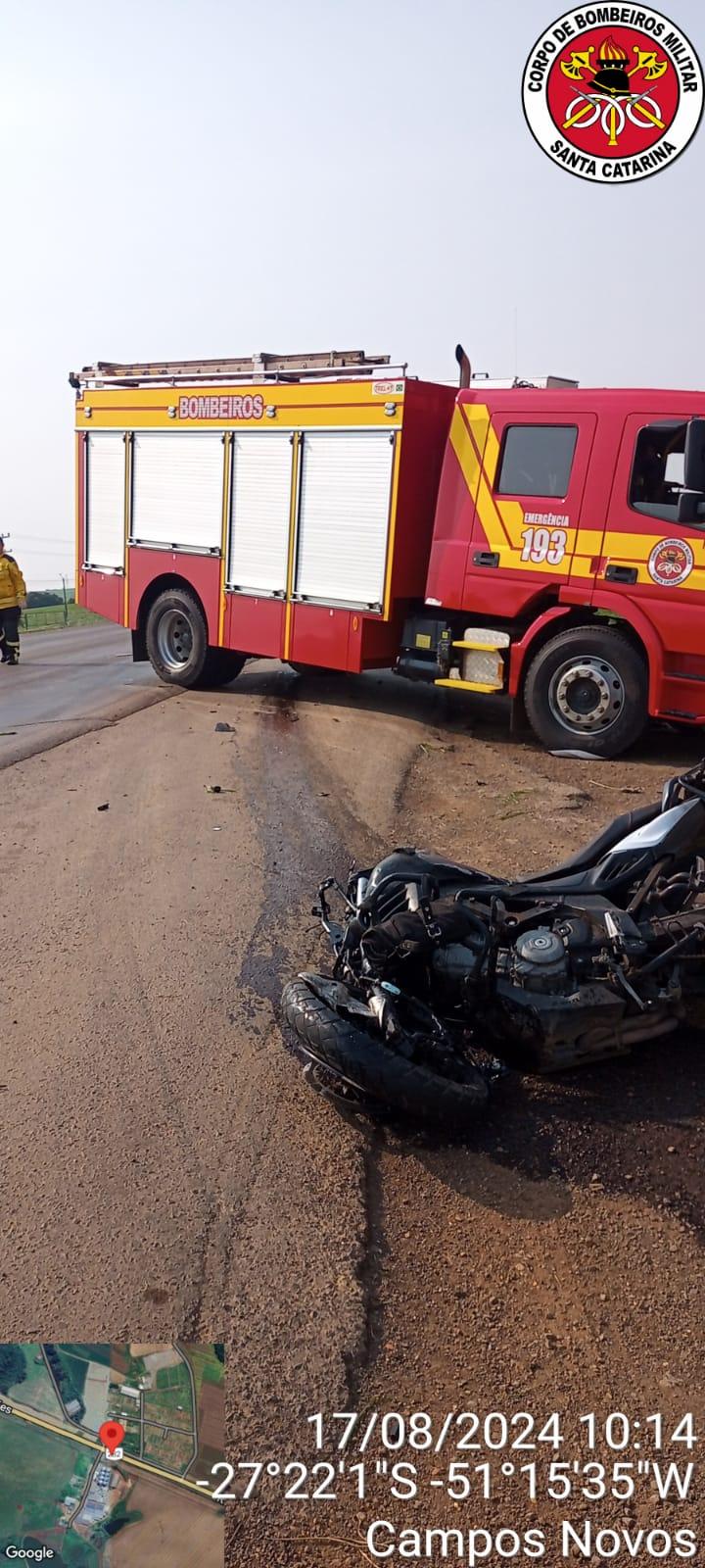 Grave acidente entre carro e moto é registrado na BR-282 em Campos Novos