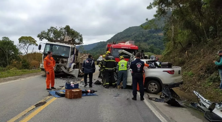 Grave acidente mata mulher na BR-282