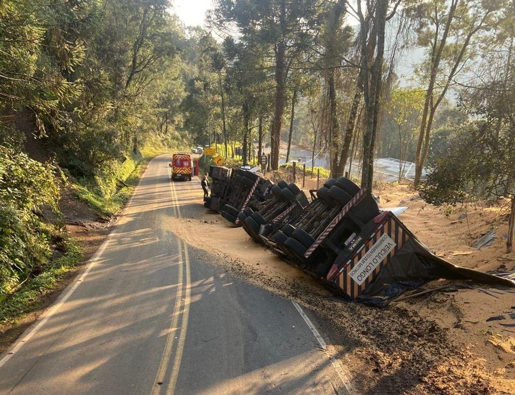 Homem fica ferido em tombamento de carreta em Salto Veloso