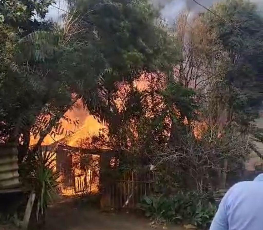 Incêndio atinge casa em Vargem Bonita