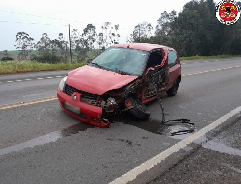 Jovem fica ferido após colisão contra caminhão na BR-470