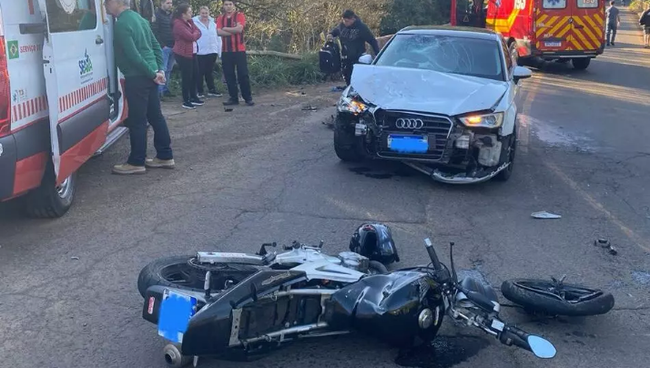 Motociclista “voa” ao colidir contra carro em curva da SC-283