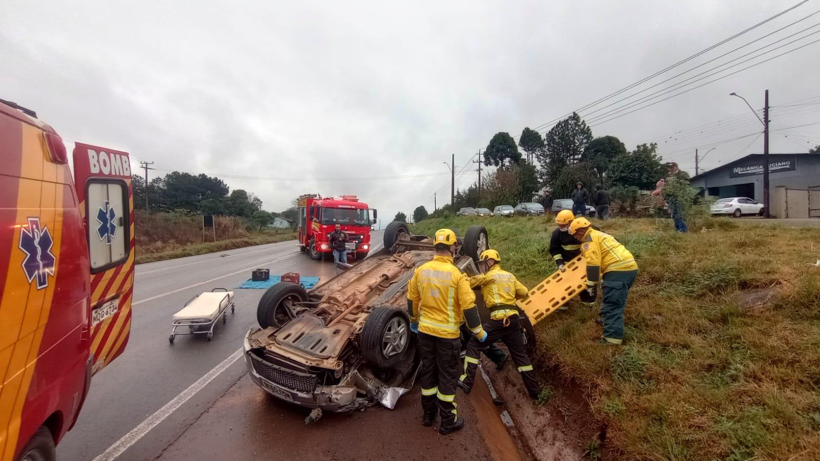 Motorista capota veículo após colidir na traseira de caminhão na BR-470 em Campos Novos